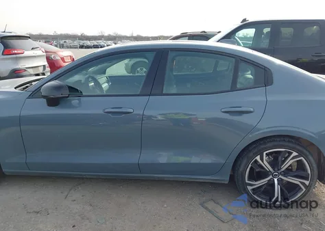 2024 Volvo S60 B5 Core Dark Theme z USA, uszkodzony, nr VIN 7JRL12TK6RG319878